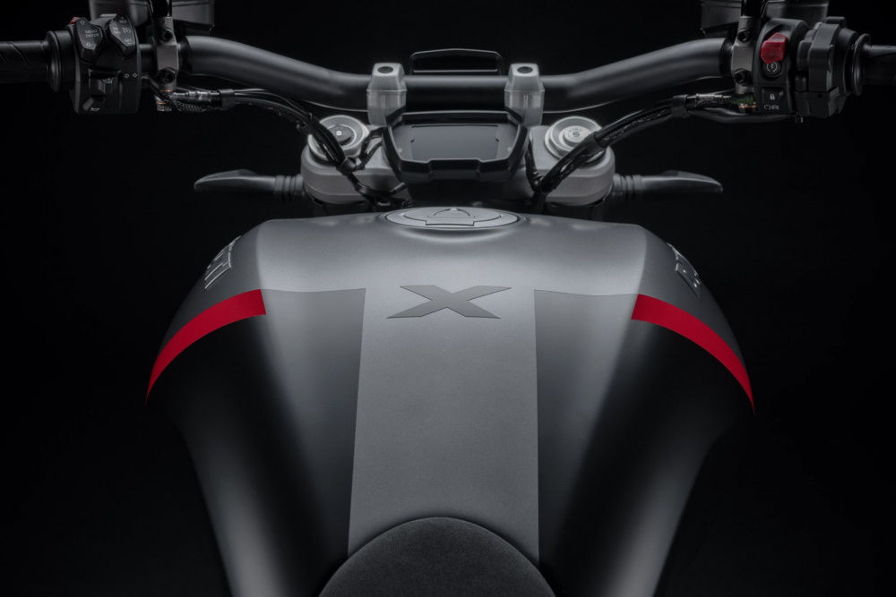 XDiavel Black Star tank